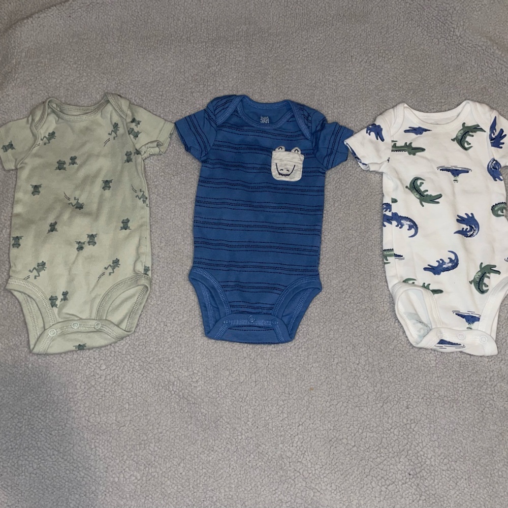 CARTERS BODYSUITS 3 PACK !!